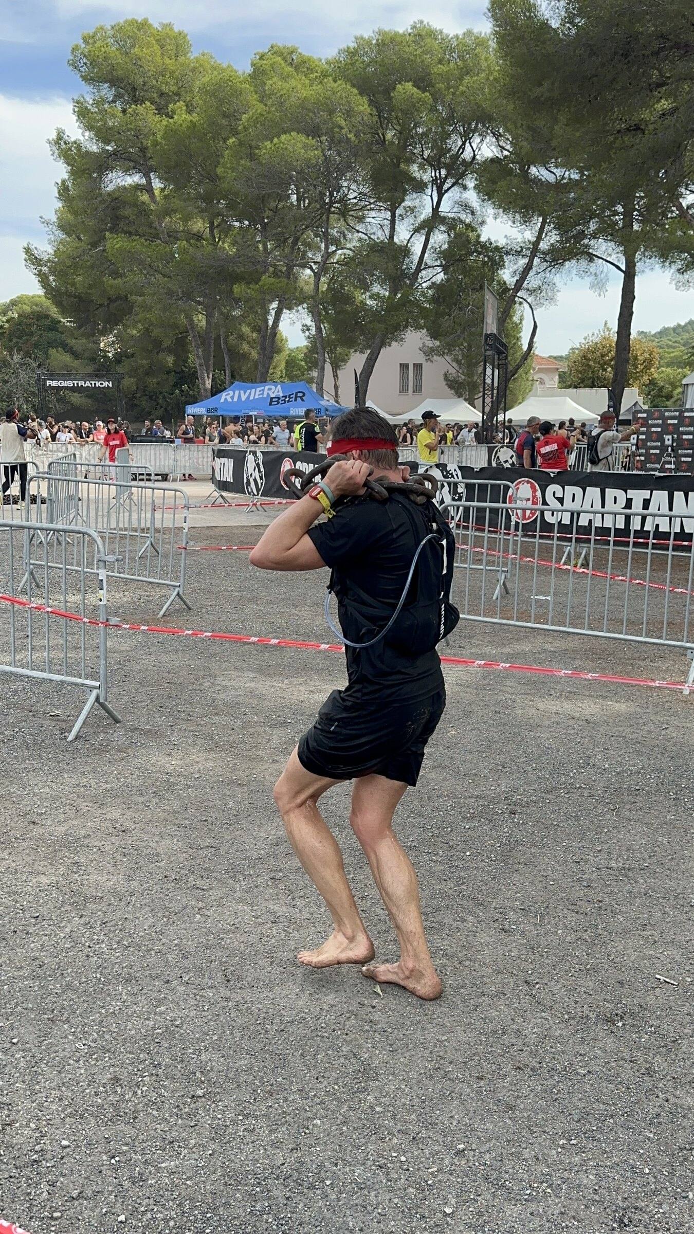 Antoine pieds nus sur le gravier de l’arène, entre les barrières Spartan