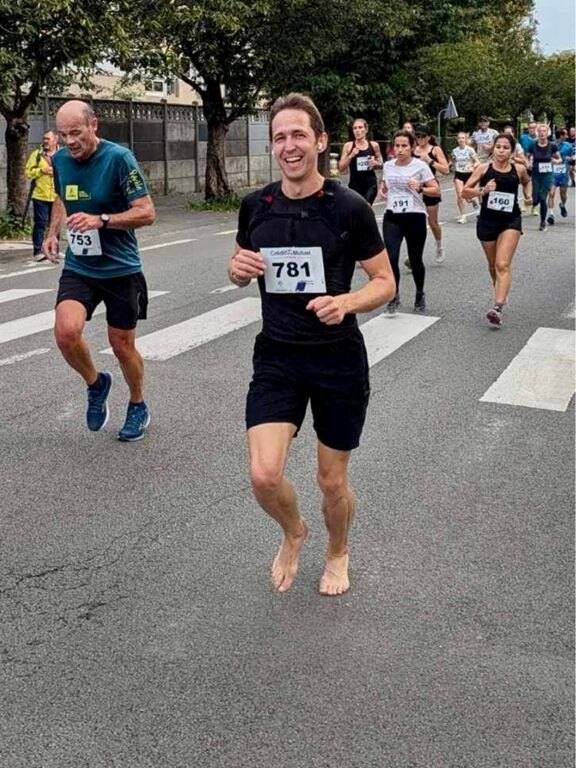 Antoine pieds nus, dossard 781, au milieu des coureurs chaussés des Foulées de Lambersart