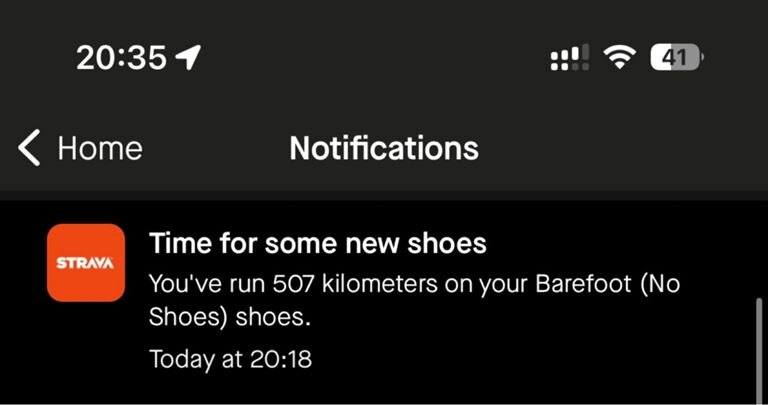 Capture d’écran d’une notification Strava : Time for some new shoes, vous avez couru 507 kilomètres avec vos chaussures Barefoot (No Shoes)